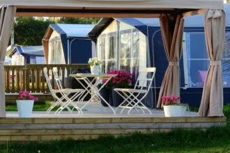 Store installé sur une pergola offrant ombre et confort extérieur