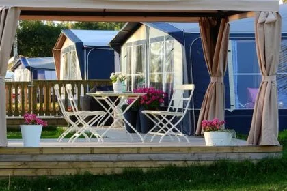 Store installé sur une pergola offrant ombre et confort extérieur