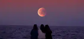 Découvrez les mystères de la Lune rousse et comment l’observer