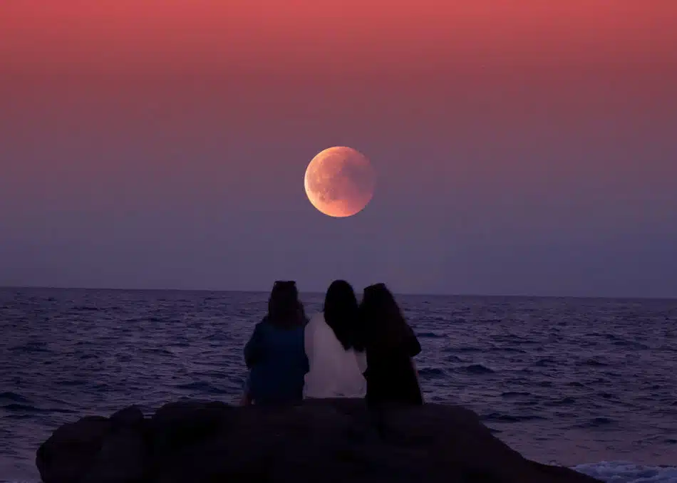 Découvrez les mystères de la Lune rousse et comment l’observer