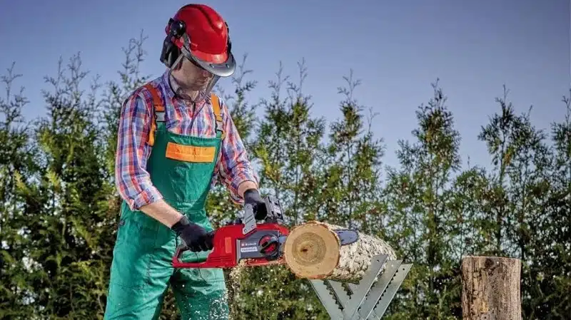 Les origines de la tronçonneuse : une révolution dans l'entretien des jardins