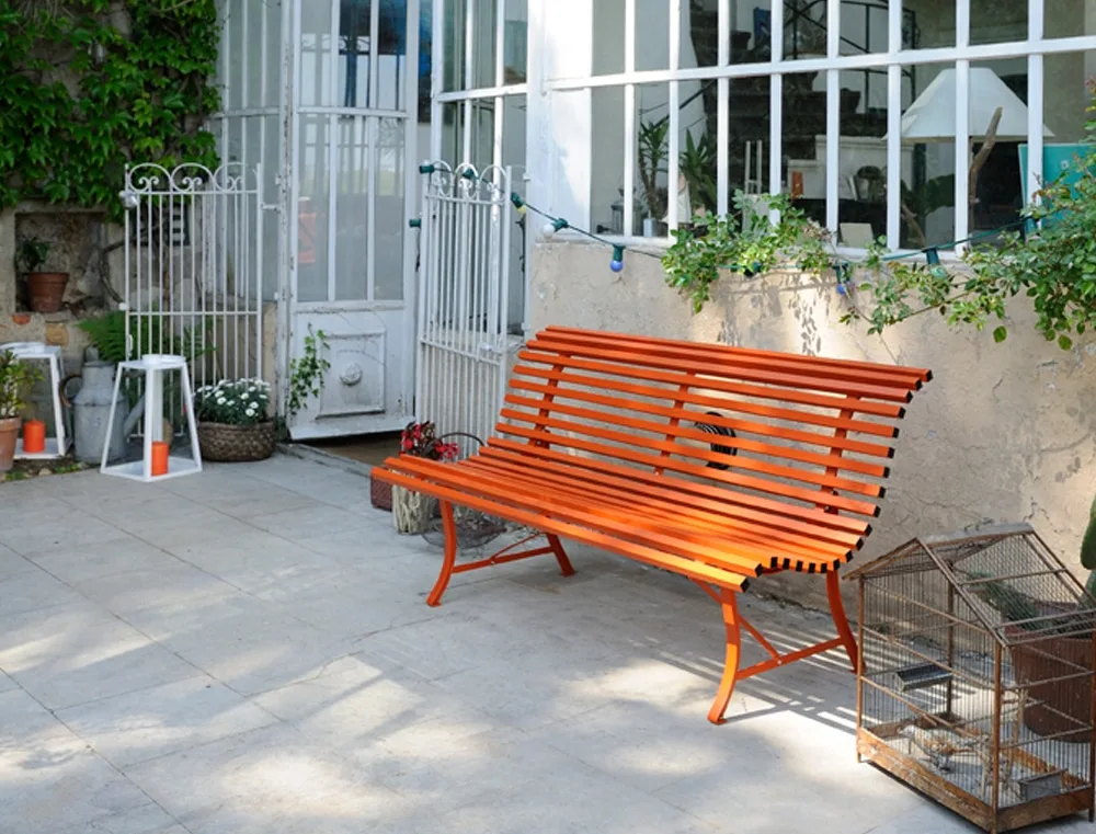 Banc de jardin fraîchement peint en couleur vive