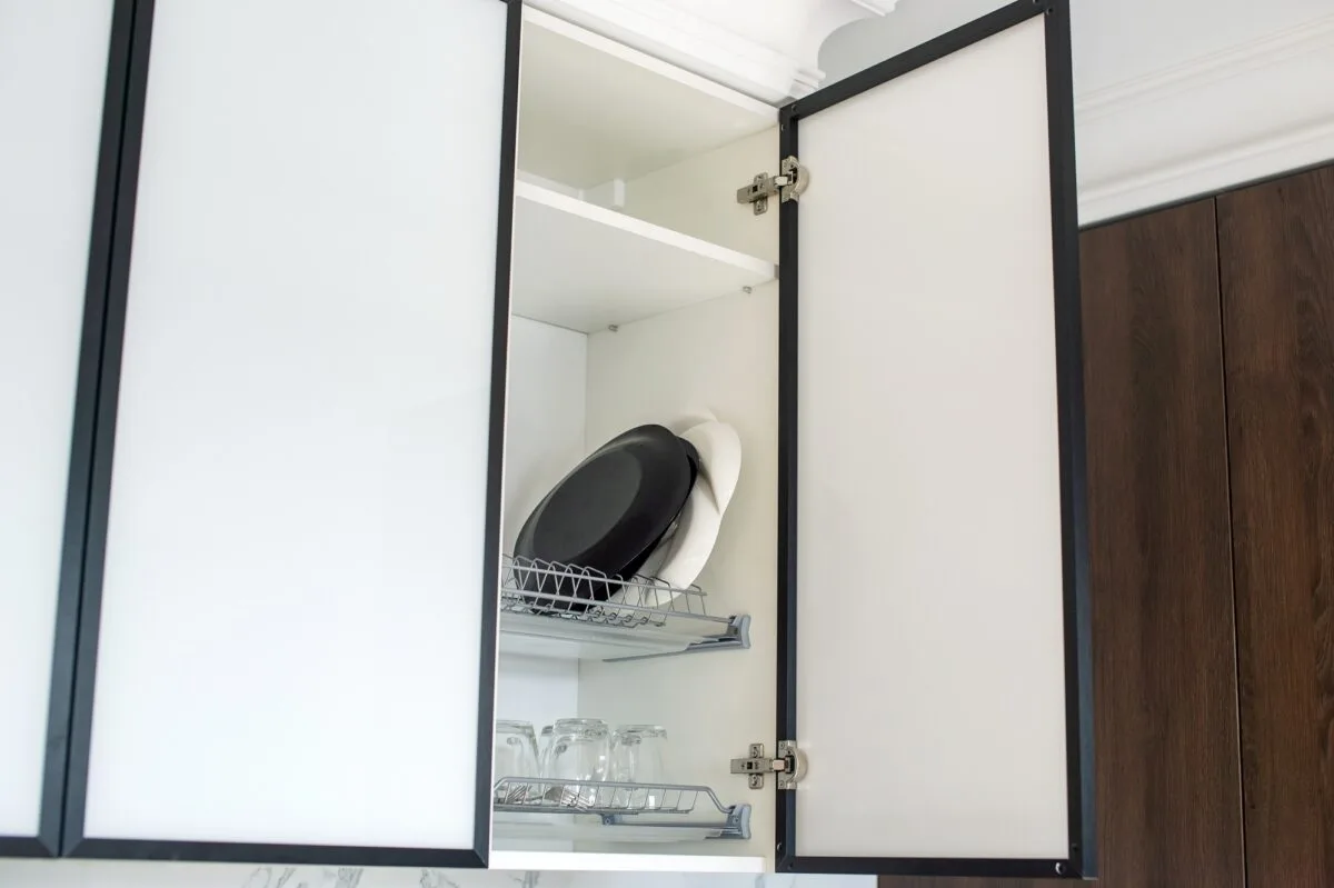 Armoire phytosanitaire ouverte avec produits de rangement sécurisés